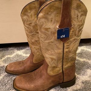 Women’s size 6 yellow Rocky Western Square toe boots!